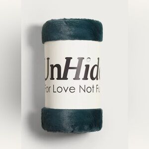NWT  UnHide Faux Fur Throw Blanket, Emerald Green SOLD OUT ONLINE